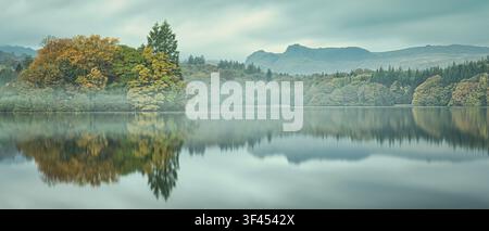 Friedlicher herbstlicher Blick auf den Lake Windermere mit Blick auf den Loughrigg Fell. Stockfoto
