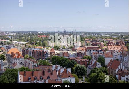 Danzig, Polen – 2. Juni 2023: Riesenrad AmberSky auf der Olowianka-Insel und historische Stadtdächer. Luftaufnahme vom Turm der St.-Katharinen-Kirche Stockfoto