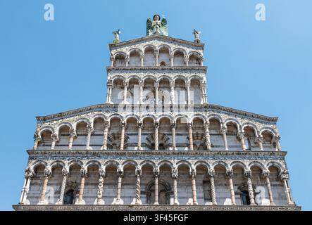 Lucca - Die mittelalterliche Fassade der Kirche Chiesa di San Michele in Foro Stockfoto
