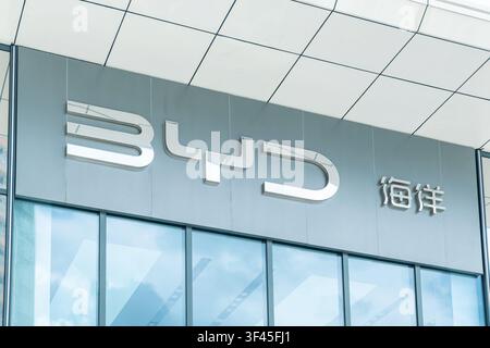 Shenzhen, China - 22. Mai 2026: Fassade der BYD-Zentrale in Shenzhen mit moderner Firmenarchitektur und Branding eines Elektrofahrzeugunternehmens. Chinesisch Stockfoto