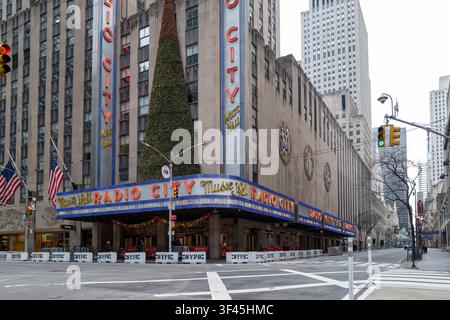 Die Radio City Music Hall in New York ist mit einem Weihnachtsbaum dekoriert. *** Radio City Music Hall in New York ist mit einem Weihnachtsbaum dekoriert Stockfoto