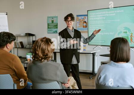 Junge Erwachsene präsentiert Ergänzungstraining für das Geschäftsteam Stockfoto