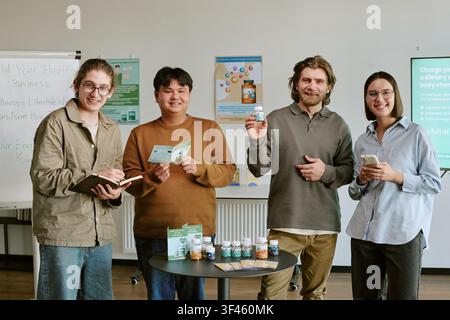 Junger erwachsener Geschäftsteam präsentiert Supplement-Training-Workshop Stockfoto
