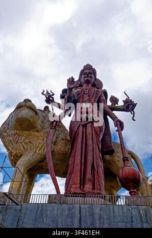 Ansicht der gewaltigen Durga-Maa-Statue, begleitet von ihrem goldenen Löwenfahrzeug am heiligen See Ganga Talao (Grand Bassin) auf Mauritius - 14.11.202 Stockfoto