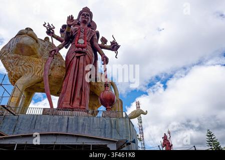 Ansicht der gewaltigen Durga-Maa-Statue, begleitet von ihrem goldenen Löwenfahrzeug am heiligen See Ganga Talao (Grand Bassin) auf Mauritius - 14.11.202 Stockfoto