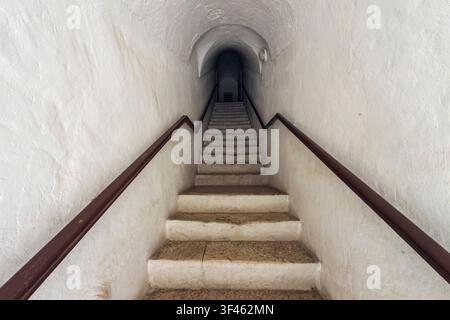 Treppe, die durch Kalkstein im Sasso Caveoso geschnitten ist, Blick von unten nach oben, ein gewölbtes, abgerundetes Dach. Stockfoto