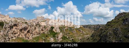 Sasso Caveoso und die Schlucht des Gravina-Flusses, die Landschaft der Sassi di Matera. Stockfoto