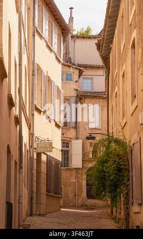 Ruhige historische Gasse, gesäumt von traditionellen Gebäuden in der Altstadt von Avignon, Frankreich Stockfoto