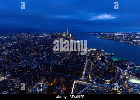 Weitläufige Luftaufnahme von Lower Manhattan in der Dämmerung Stockfoto