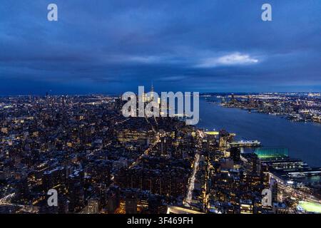 Weitläufiger Blick auf Lower Manhattan in der Dämmerung Stockfoto