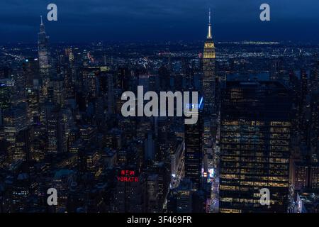 Atemberaubender Luftbildblick auf die Skyline von New York City bei Nacht Stockfoto