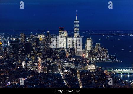 Lower-Manhattan-Skyline leuchtet hell in der Nacht Stockfoto