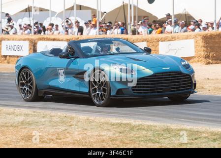 2026 Aston Martin Vanquish Volante Grandtourer-Auto, das die Hügelaufbahn beim Goodwood Festival of Speed 2026 Motorsports-Event fährt. Stockfoto