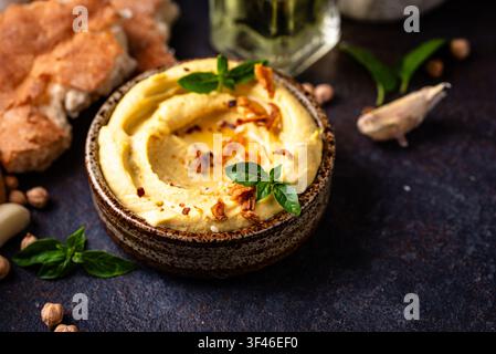 Traditioneller Hummus mit Kichererbsen, Paprika, Olivenöl Stockfoto