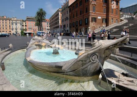 Italien Lazio Latium Rom Piazza di Spagna Die Spanische Treppe Fontana della Barcaccia oder Bootsfontäne am Fuße der Treppe Stockfoto