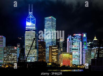 Hongkong, Nacht-Blick auf die Wolkenkratzer der Stadt Zentrum von Victoria Harbour gesehen Stockfoto