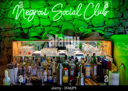 Ein Neon-Schild wirbt für Negroni in einer coolen Bar Stockfoto