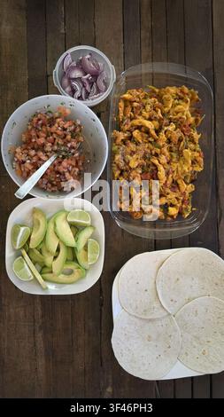 Taco-Zutaten, die für ein Taco-Abendessen zum Selbstbauen ausgelegt sind Stockfoto
