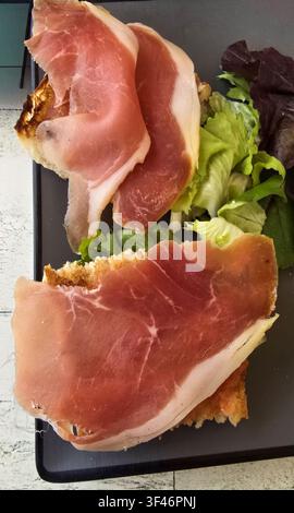 Pan con Tomate mit Serrano-Schinken und Salat, Nahaufnahme Stockfoto