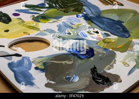 Nahaufnahme der Acrylfarbenstruktur auf der Palette, abstrakter farbenfroher Hintergrund, Makro-Detail Stockfoto