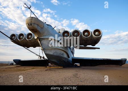 Der verlassene sowjetische Ekranoplan der LUN-Klasse an der Küste des Kaspischen Meeres. Dagestan. Russland Stockfoto