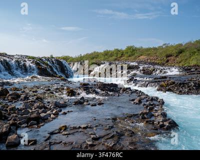 Schöner Bruarfoss-Wasserfall mit türkisem Wasser in Island Stockfoto