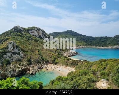 Die Zwillingsbuchten von Porto Timoni, dem Doppelstrand, gesehen vom Küstenpfad über Afionas an der Nordwestküste von Korfu, Ionische Inseln, Griechenland Stockfoto