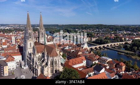 Luftbild von Regensburg mit dem St. Petersdom – Historische Stadtsilhouette in der Oberpfalz, Bayern, Deutschland Stockfoto