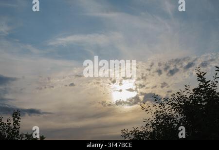 Blauer Himmel mit sanften weißen Wolken, die an einem hellen Sommertag einen natürlichen abstrakten Hintergrund bilden. Stockfoto