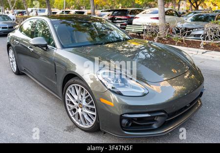 Miami, Florida, USA - 29. Dezember 2025: Porsche Panamera 2023 Auto. Luxusauto Porsche Panamera. Auto Porsche Panamera draußen geparkt. Graues Auto, Ecke Stockfoto