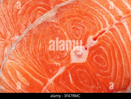 Konsistenz von frischem rohem Lachssteak. Gesunde Meeresfrüchte in Omega-3, ideal zum Kochen. Stockfoto