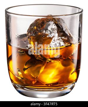 Glas Whiskey mit Eiswürfeln isoliert auf weißem Hintergrund. Ausgewogener Pfad. Stockfoto
