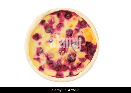 Traditioneller Kuchen gebacken. Ansicht von oben. Kirsch- und Mandel-Kuchen isoliert auf weißem Hintergrund. Stockfoto