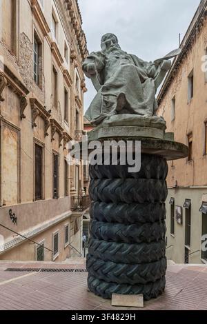 Skulptur von Ernest Meissonier von Salvador Dalí auf einer Säule aus Traktorreifen im historischen Zentrum von Figueres, Girona, Katalonien, Spanien, Europa. Stockfoto