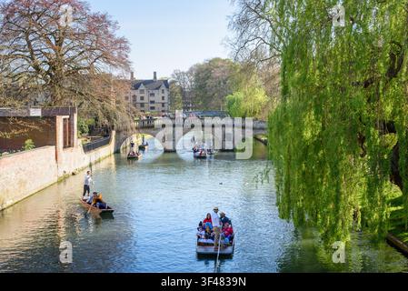 Cambridge, England – 11. April 2025: Menschen punten auf dem Fluss Cam an einem sonnigen Frühlingsnachmittag. Stockfoto