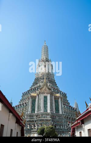 Der ikonische Wat Arun Tempel in Bangkok, Thailand, ragt majestätisch unter einem klaren blauen Himmel empor. Seine kunstvollen Details und die großartige Architektur ziehen Touristen an Stockfoto