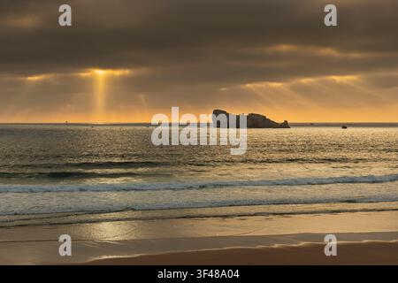 Der Strand und das Meer bei Sonnenuntergang an der bretonischen Küste, Bretagne, Frankreich Stockfoto