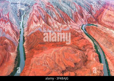 Luftaufnahme des Rio San Juan, Utah, USA, mit einem sich windenden Wüstenfluss durch geschichtete Sandsteinformationen, lebhaften roten Canyon-Texturen und rauer Erosion Stockfoto