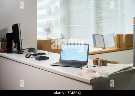 Büro-Rezeptionstisch mit Laptop zur Bestandsverwaltung Stockfoto