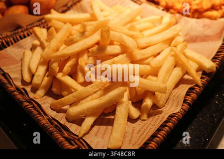 Knusprige fritierte Kartoffelchips oder Pommes frites in einem Korb, serviert in einem Restaurant in Changsha City, Provinz Hunan, China Stockfoto