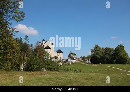 Schloss Bobolice, eine königliche Burg aus dem 14. Jahrhundert, erhebt sich über dem Dorf Bobolice in der polnischen Jura, Woiwodschaft Schlesien, Südpolen. Stockfoto