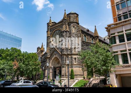 Historische Architektur: Außenfassade der St. Patrick's katholischen Kirche mit Rosettenfenster in der 10th Street NW in Washington, D.C. Stockfoto