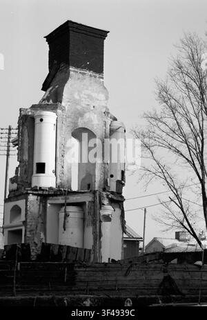 Abbruch eines älteren Gebäudes mit einem sichtbaren Schornstein und einem gekachelten Ofen, von einem unbekannten Architekten. Stockfoto