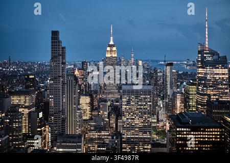 Blick auf das Empire State Building und Midtown Manhattan, Top of the Rock, Rockefeller Center, New York City, USA Stockfoto
