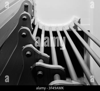 Das Innere einer Blockhütte, speziell eines Zimmermannshauses, das ein Detail der Treppenkonstruktion auf den neu gebauten Treppen zeigt, datiert zwischen 1953 und 1955. Stockfoto