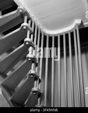 Das Innere einer Blockhütte, speziell eines Zimmermannshauses, zeigt ein Detail der Treppenkonstruktion auf der neu gebauten Treppe, die zwischen 1953 und 1955 errichtet wurde. Stockfoto