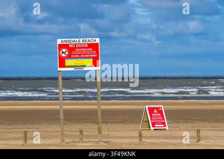 "Keine Hunde"-Strandschild am Ainsdale Beach, Sefton Council saisonale Verbotsanzeige auf dem Sand. Southport, UK. Stockfoto