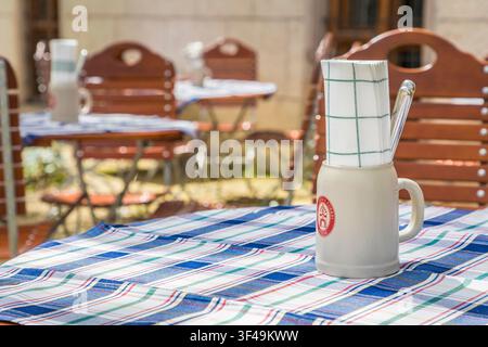 Typischer bayerischer Biergarten des Restaurants des Klosters Seeon, Oberbayern, Bayern, Deutschland Stockfoto