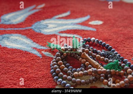 Misbaha, auch Tasbih genannt, ist eine Gebetskette, hier auf dem Teppich im Gebetsraum (Musalla) der Sultan-Ahmed-Moschee (Blauer Moschee) im Sultan Stockfoto