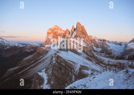 Seceda beleuchtet von den ersten Sonnenstrahlen des Sonnenaufgangs nach frischem Schneefall in den Dolomiten. Dramatische Alpenlandschaft mit schroffen Kalksteingipfeln und Winterbedingungen Stockfoto